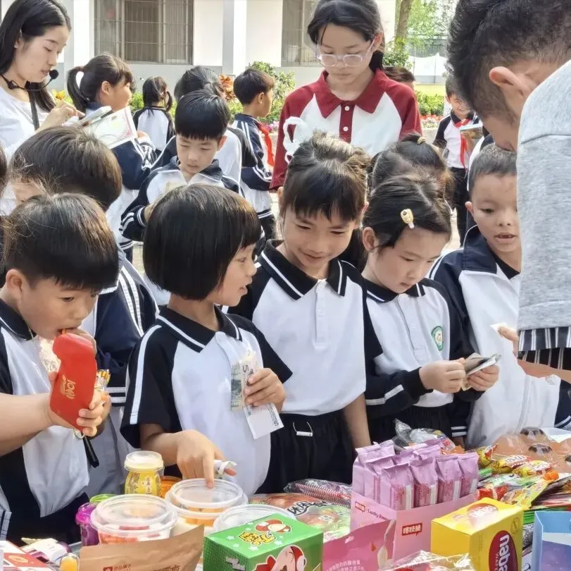 竹韵小集市,潜能大舞台——龙潭小学跳蚤市场欢乐开卖
