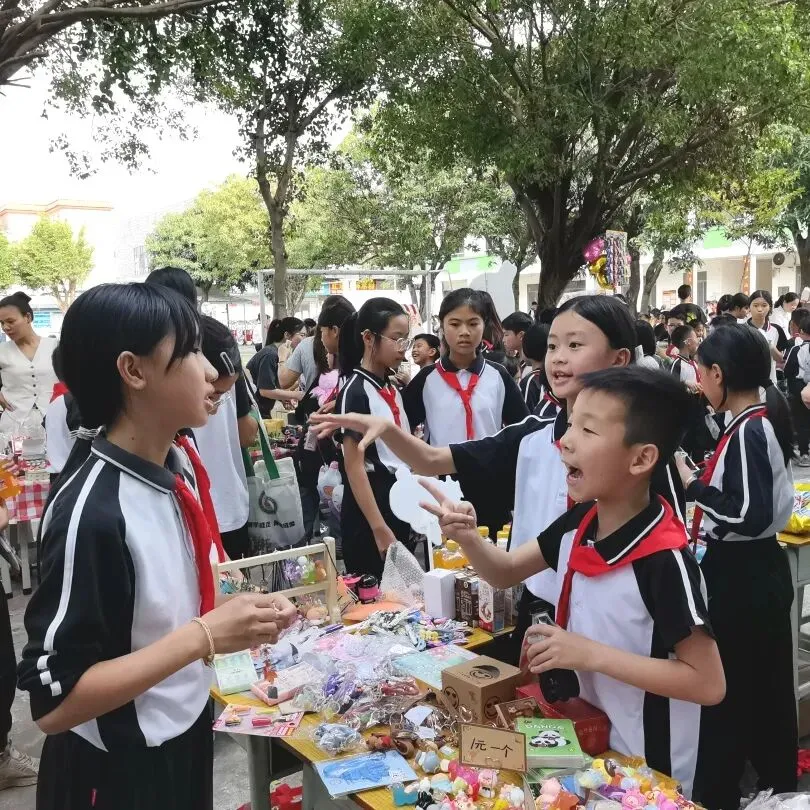 竹韵小集市,潜能大舞台——龙潭小学跳蚤市场欢乐开卖