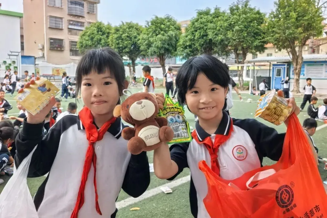 竹韵小集市,潜能大舞台——龙潭小学跳蚤市场欢乐开卖