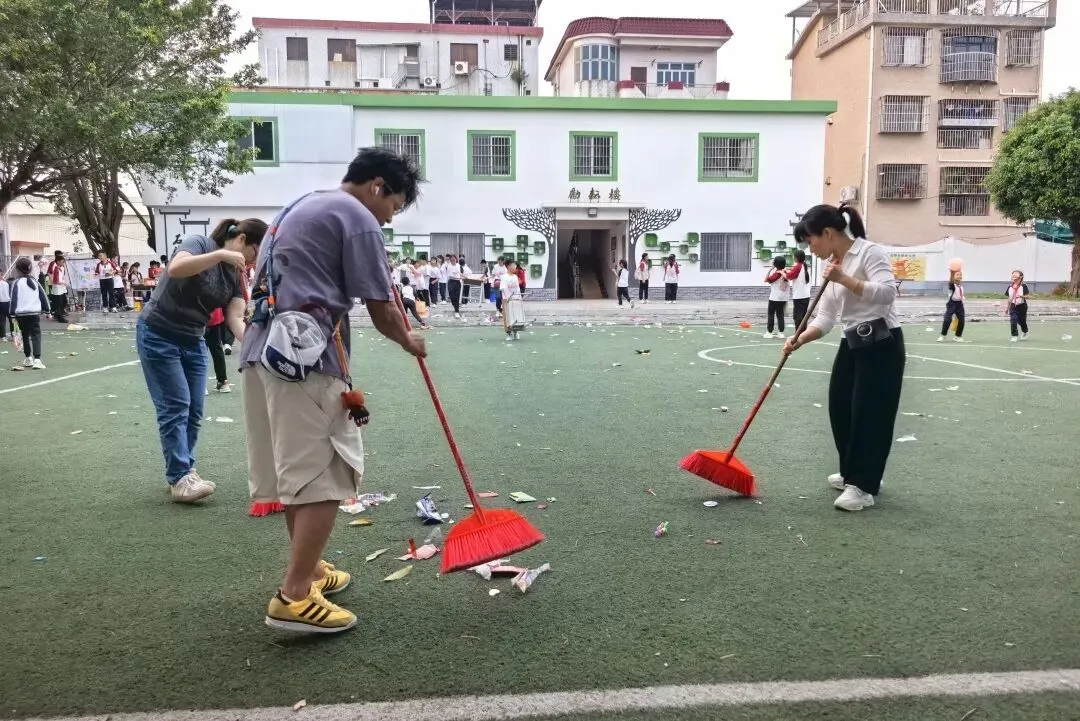 竹韵小集市,潜能大舞台——龙潭小学跳蚤市场欢乐开卖
