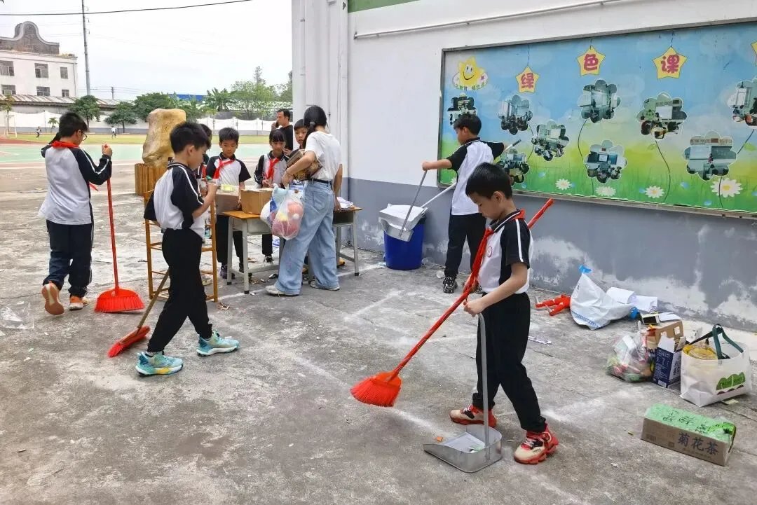 竹韵小集市,潜能大舞台——龙潭小学跳蚤市场欢乐开卖