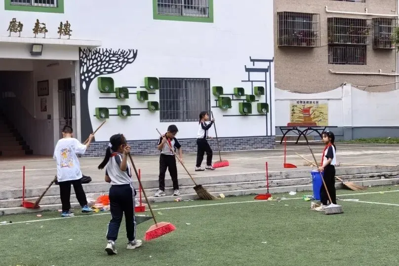 竹韵小集市,潜能大舞台——龙潭小学跳蚤市场欢乐开卖