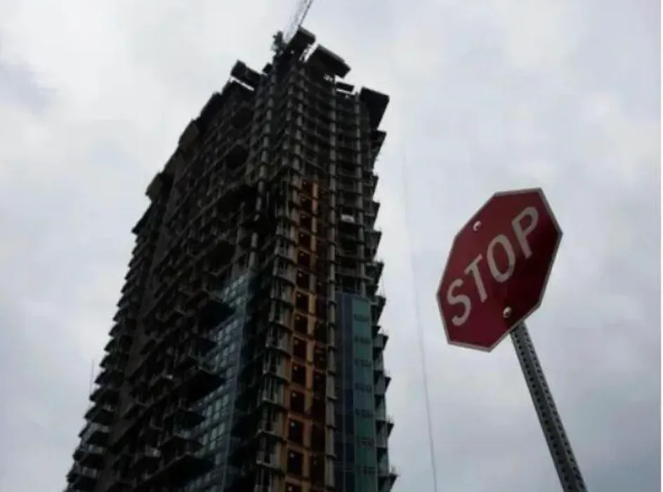 【史诗级断崖】大温楼花市场崩盘!销量暴跌 98%,3500 套新房滞销,开发商集体求救