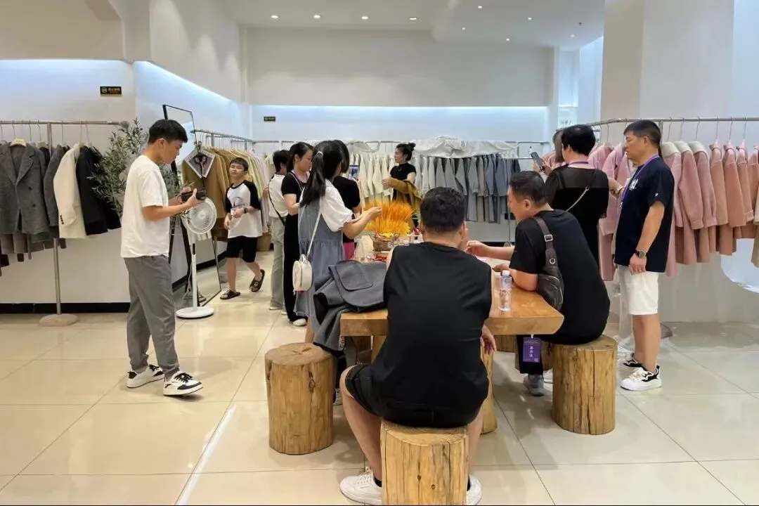 喜讯!| 江苏省双面呢服装交易市场在第十三届中国商品市场峰会荣获“时尚”称号