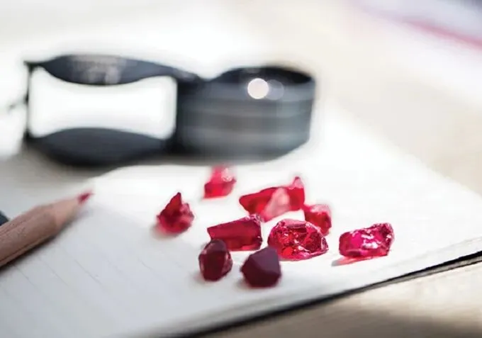 尽管市场疲软,Gemfields顶级红宝石与祖母绿仍大受买家追捧! 2025拍卖亮点解读