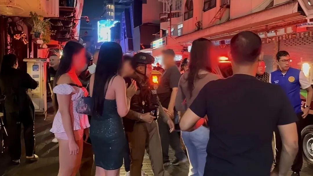 泰国芭提雅警方整顿旅游市场,拘留31名跨性别女性