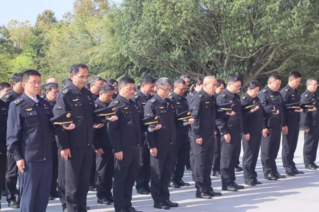 缅怀革命先烈 赓续红色血脉——区市场监督管理局开展祭奠英烈主题活动