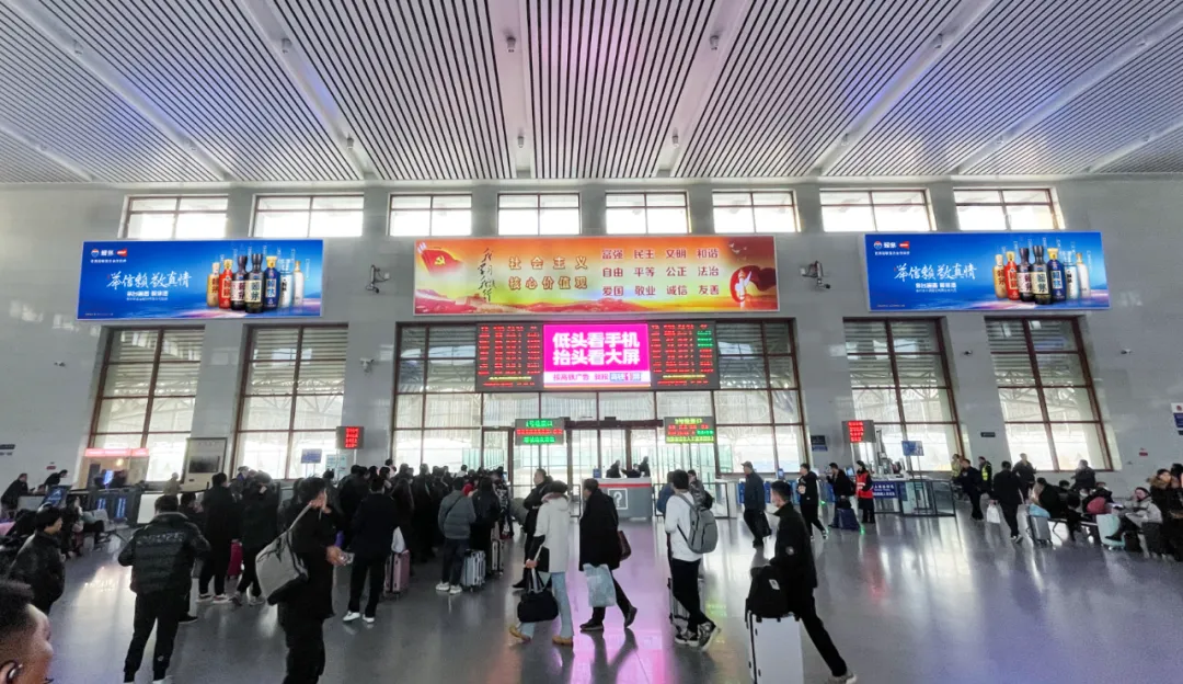 品牌如何在节假日营销中进行户外广告投放?