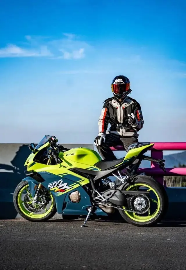 营销费不足10万却刷屏全网?张雪机车的爆品密码简直太好懂!