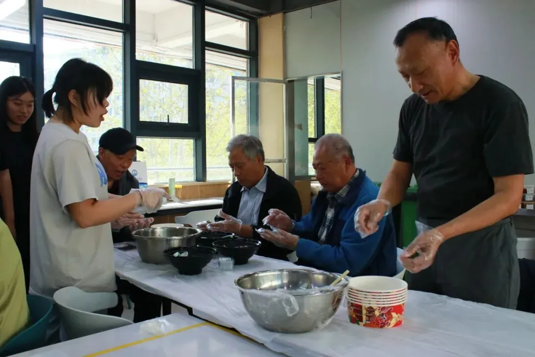 青团承春意 巧手忆清明——数字营销学院开展清明主题青团制作活动