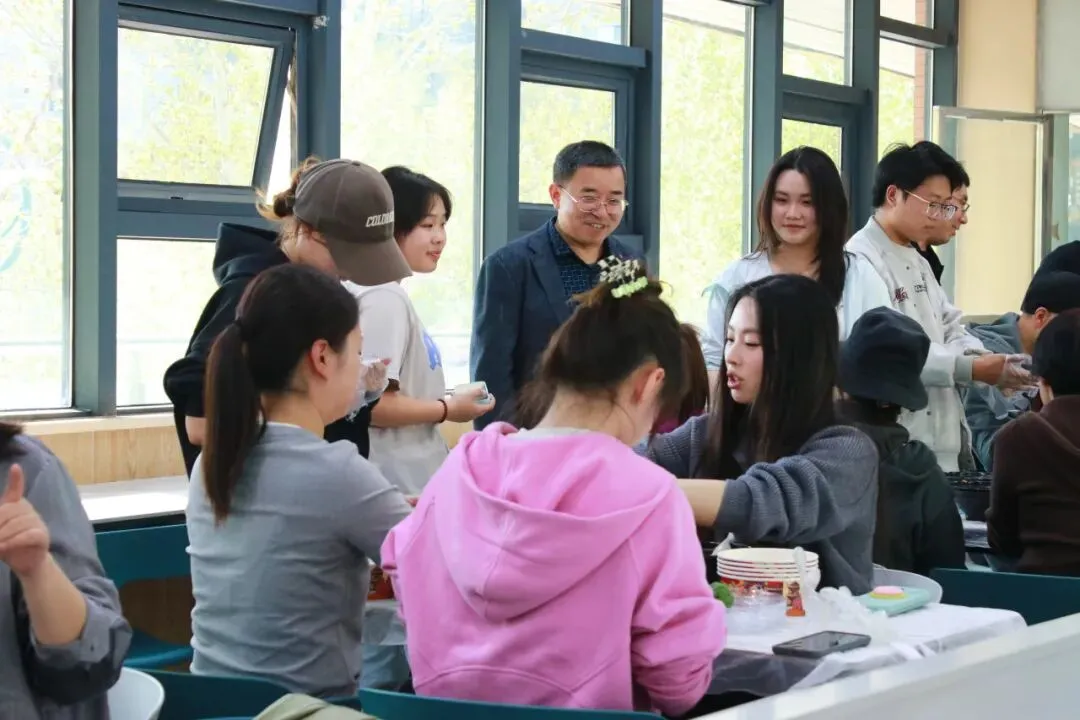 青团承春意 巧手忆清明——数字营销学院开展清明主题青团制作活动