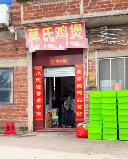 广东佛山一家鸡煲店爆火后,老板“反向营销,开小号自黑只为休息:踩雷,好难吃,吃了会拉肚子,都别来!老板直呼:有命赚没命花