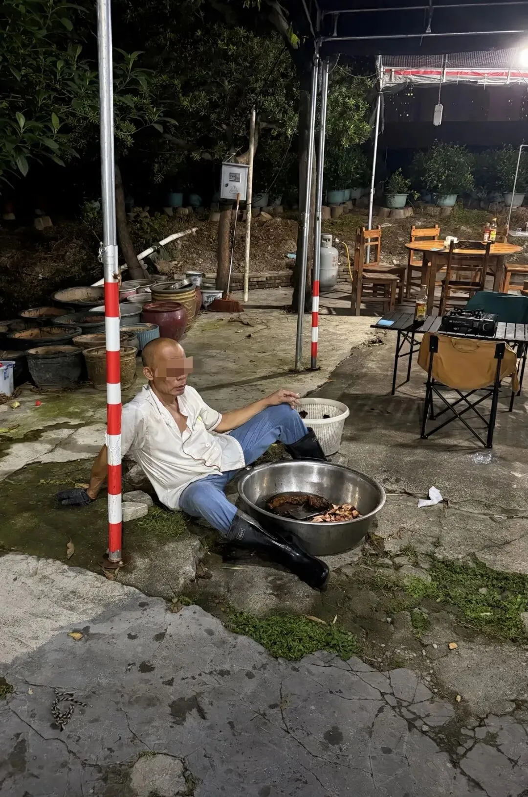 广东佛山一家鸡煲店爆火后,老板“反向营销,开小号自黑只为休息:踩雷,好难吃,吃了会拉肚子,都别来!老板直呼:有命赚没命花