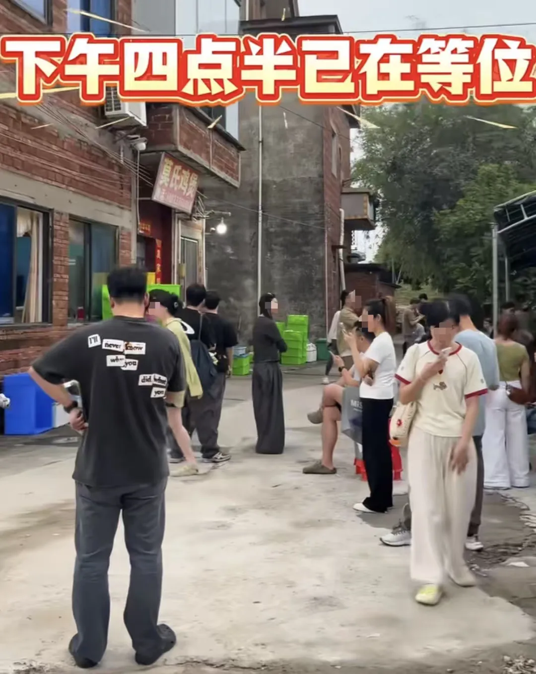 广东佛山一家鸡煲店爆火后,老板“反向营销,开小号自黑只为休息:踩雷,好难吃,吃了会拉肚子,都别来!老板直呼:有命赚没命花