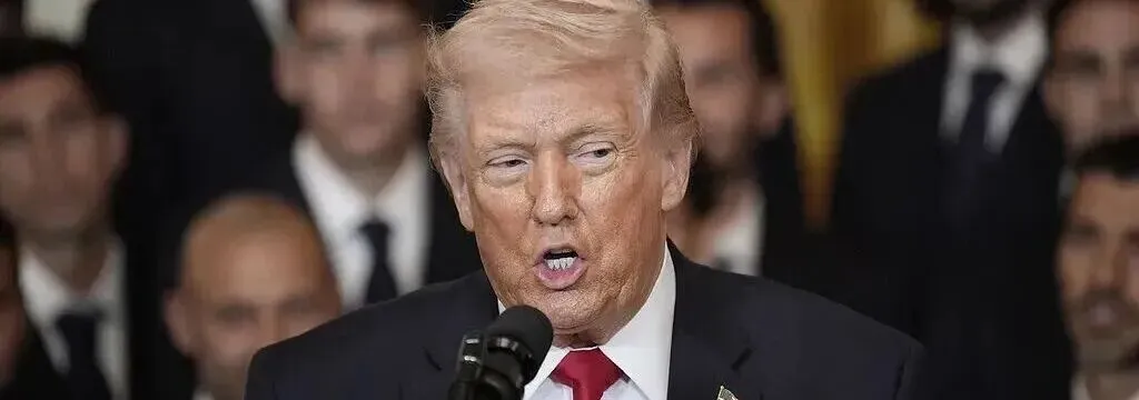 广东佛山一家鸡煲店爆火后,老板“反向营销,开小号自黑只为休息:踩雷,好难吃,吃了会拉肚子,都别来!老板直呼:有命赚没命花