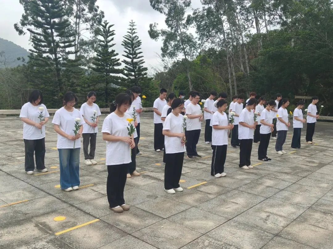 计信资讯 | 我院2025级计算机科学与技术第二团支部开展“缅怀革命先烈,传承红色薪火”主题团日活动