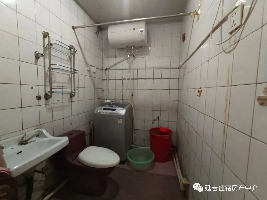 昌盛市场东七楼顶61.5平南向,一室一厅,交通便利,9万过户协商,有钥匙随时看房