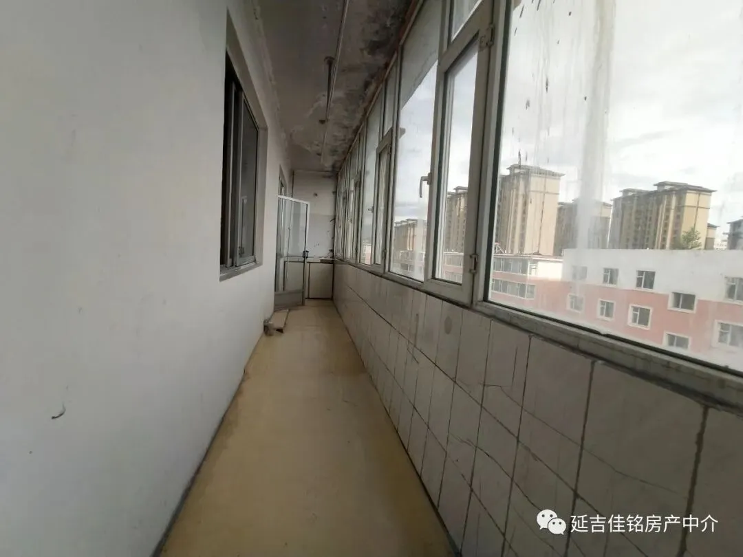 昌盛市场东七楼顶61.5平南向,一室一厅,交通便利,9万过户协商,有钥匙随时看房