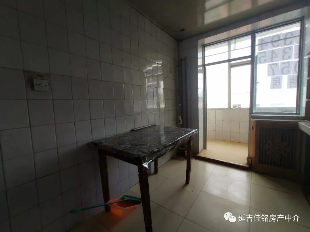 昌盛市场东七楼顶61.5平南向,一室一厅,交通便利,9万过户协商,有钥匙随时看房