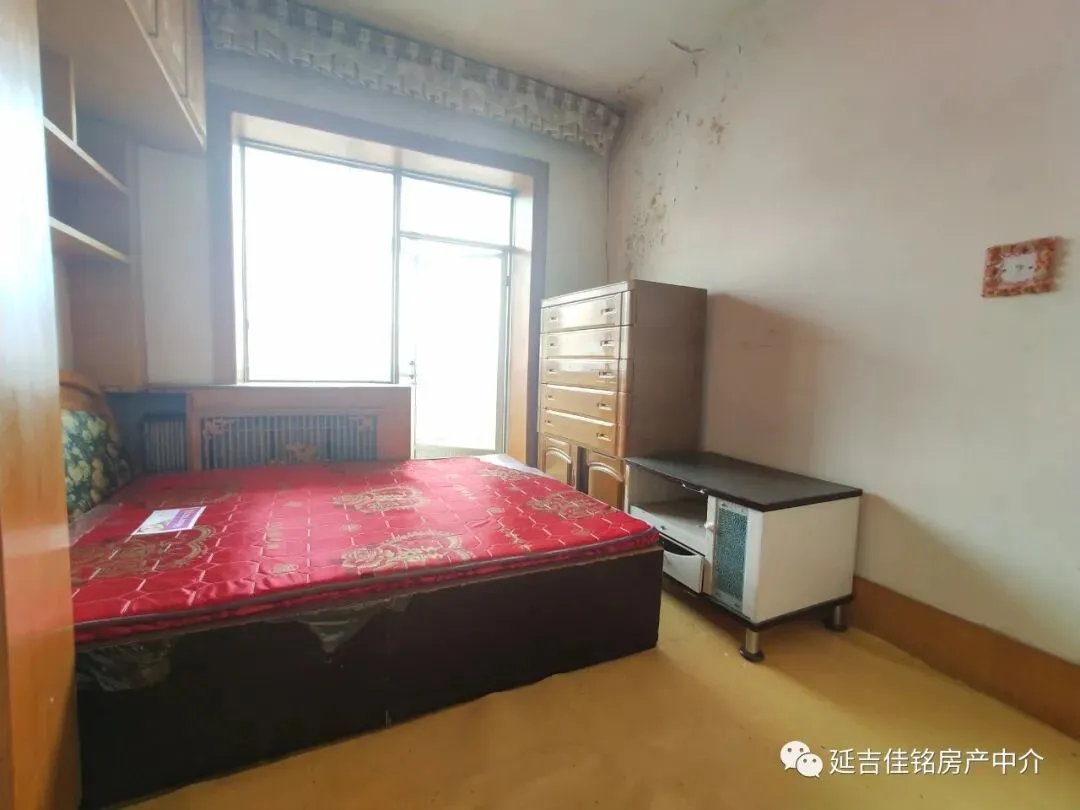 昌盛市场东七楼顶61.5平南向,一室一厅,交通便利,9万过户协商,有钥匙随时看房