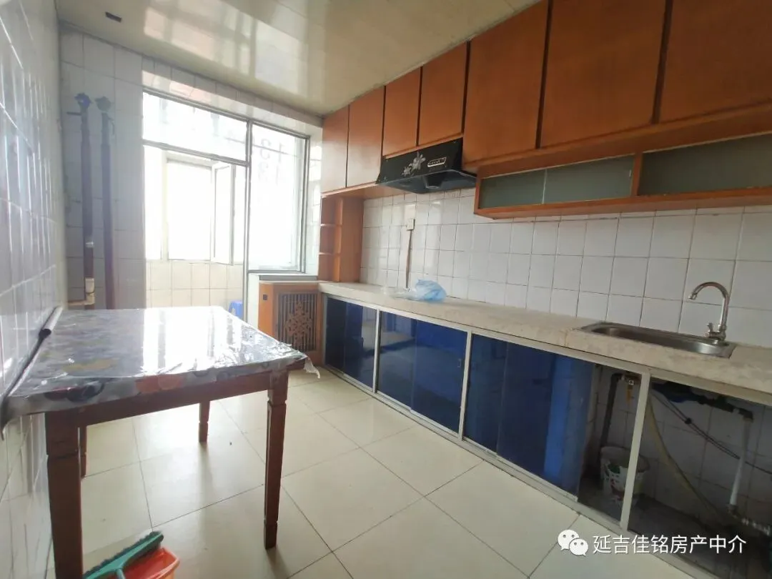 昌盛市场东七楼顶61.5平南向,一室一厅,交通便利,9万过户协商,有钥匙随时看房