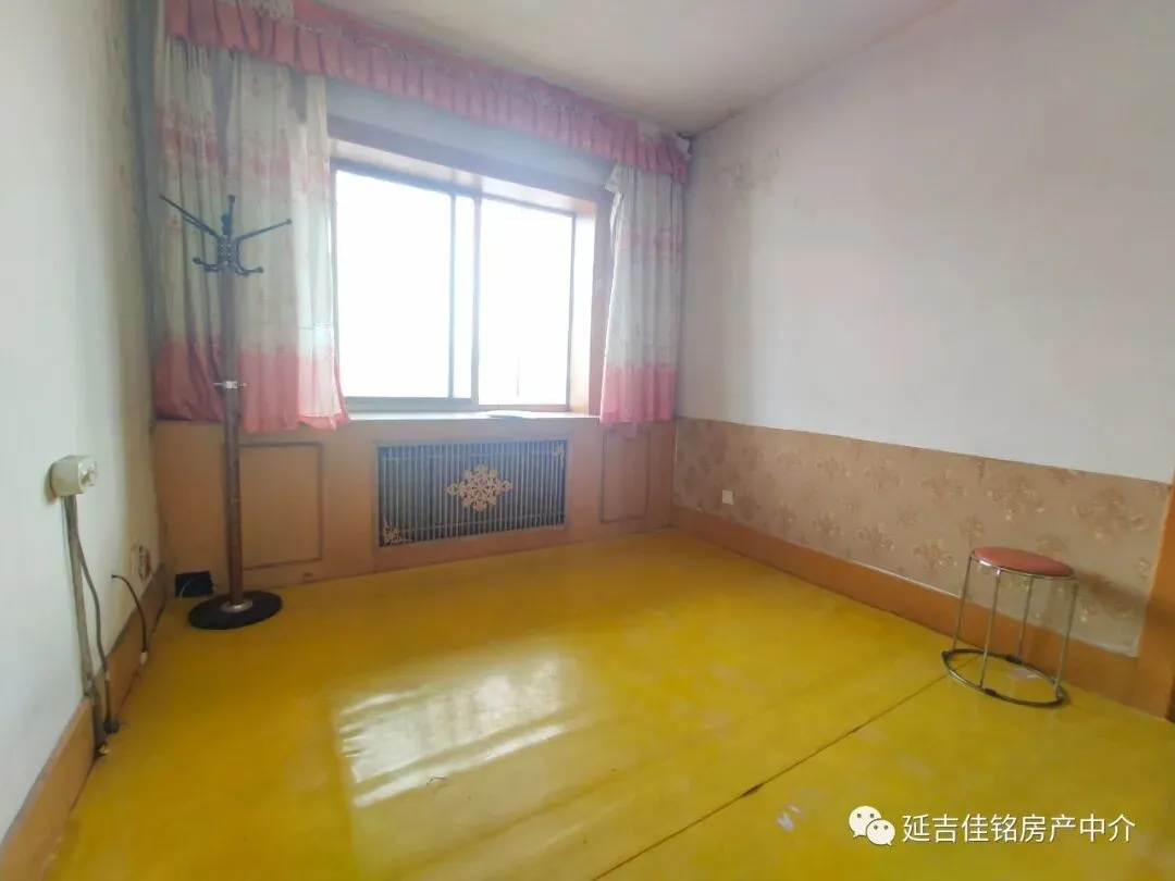 昌盛市场东七楼顶61.5平南向,一室一厅,交通便利,9万过户协商,有钥匙随时看房