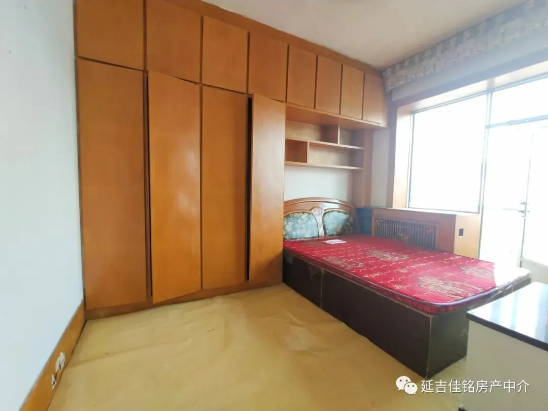 昌盛市场东七楼顶61.5平南向,一室一厅,交通便利,9万过户协商,有钥匙随时看房