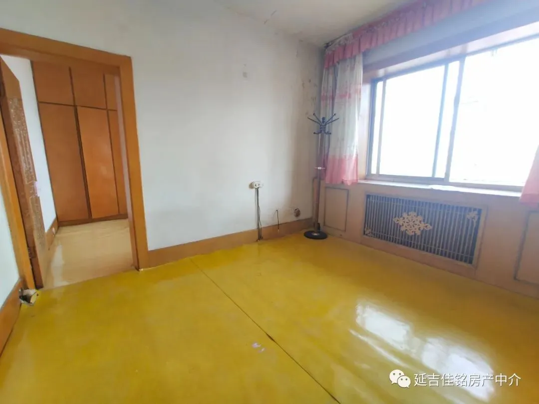 昌盛市场东七楼顶61.5平南向,一室一厅,交通便利,9万过户协商,有钥匙随时看房