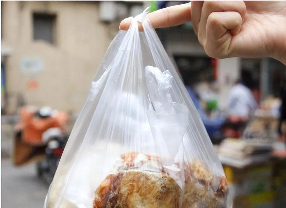 调料市场早餐车上的“隐形杀手”!塑料袋遇热变软,你中招了吗