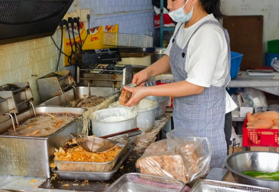 调料市场早餐车上的“隐形杀手”!塑料袋遇热变软,你中招了吗