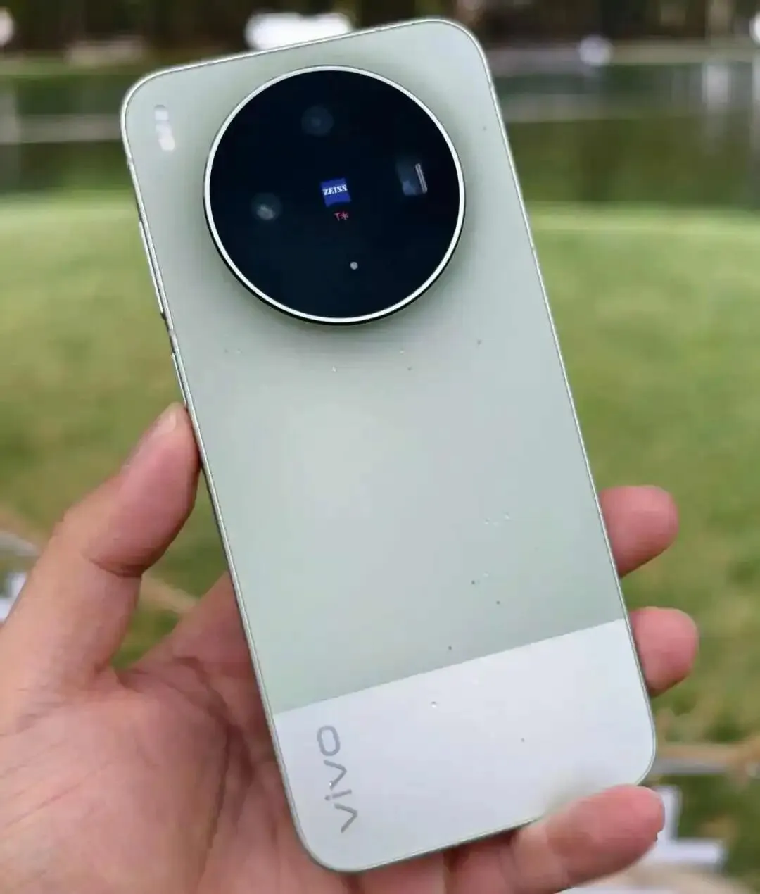 手机市场缩到四款真旗舰,参数战停了,体验成硬指标,用户终于不用再猜哪台不翻车