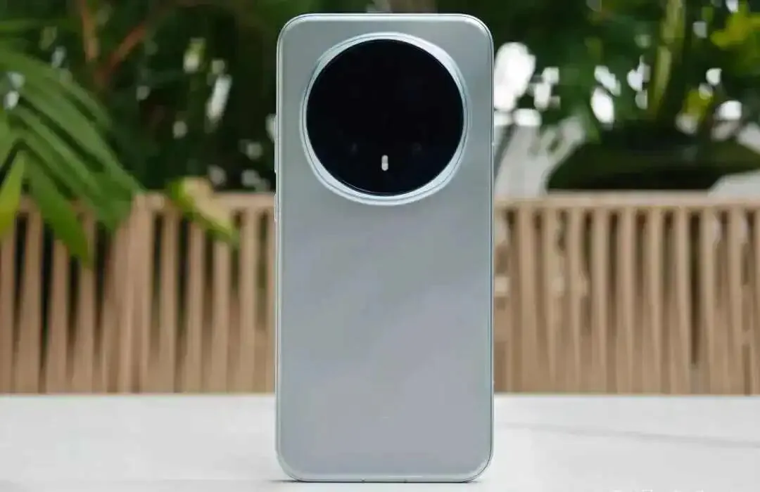 手机市场缩到四款真旗舰,参数战停了,体验成硬指标,用户终于不用再猜哪台不翻车