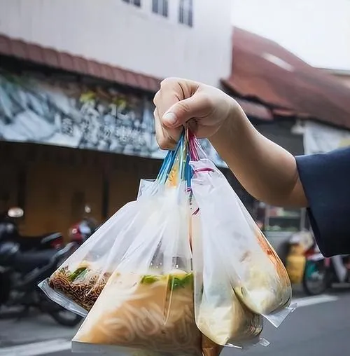 热胡辣汤+塑料袋=?旧货市场早餐摊的这波操作,看完整个人都不好了