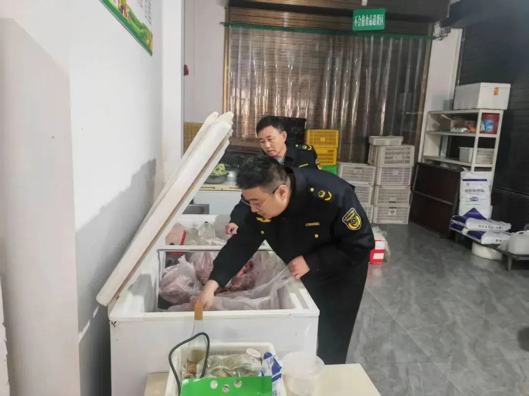 县市场监管局开展“校园餐”食材配送单位检查,筑牢师生食品安全防线