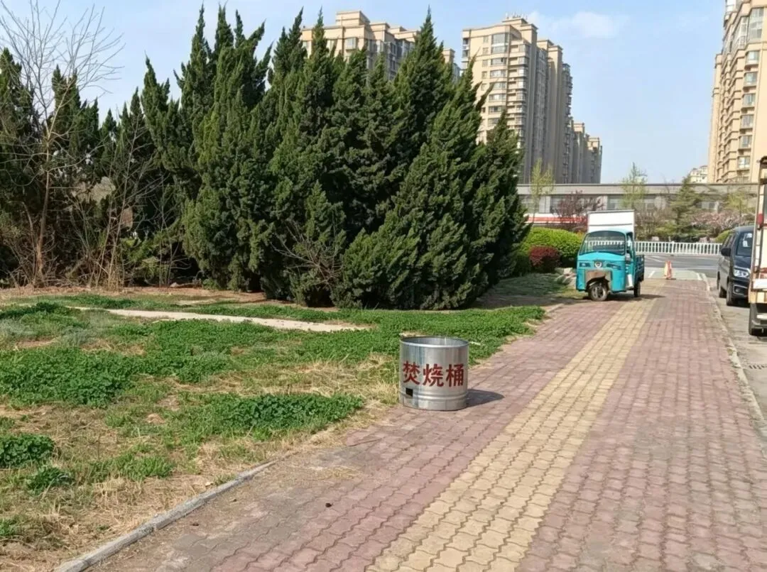 清明寄思,安全为先|广饶金田市场在装饰材料城路口设置绿色祭扫焚烧桶,为市民安全、文明祭扫提供便利