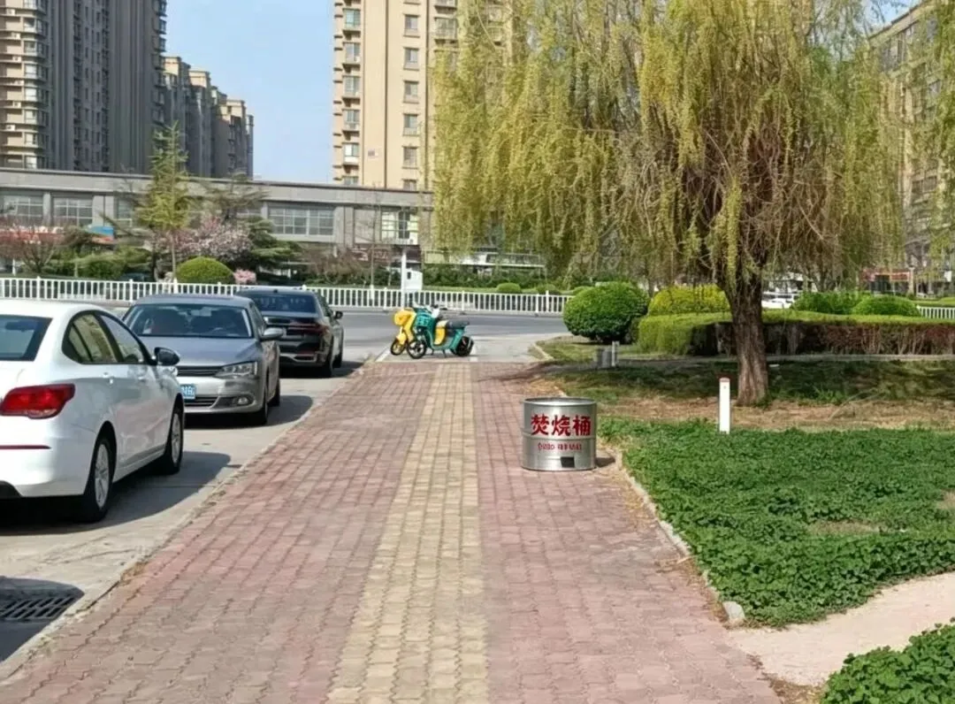 清明寄思,安全为先|广饶金田市场在装饰材料城路口设置绿色祭扫焚烧桶,为市民安全、文明祭扫提供便利