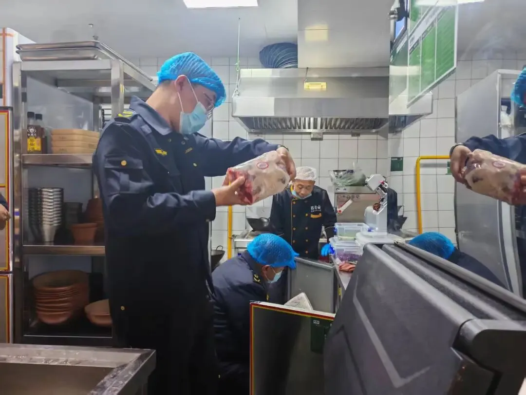 玉泉区市场监督管理局开展夜间突击检查 护航网络餐饮食品安全