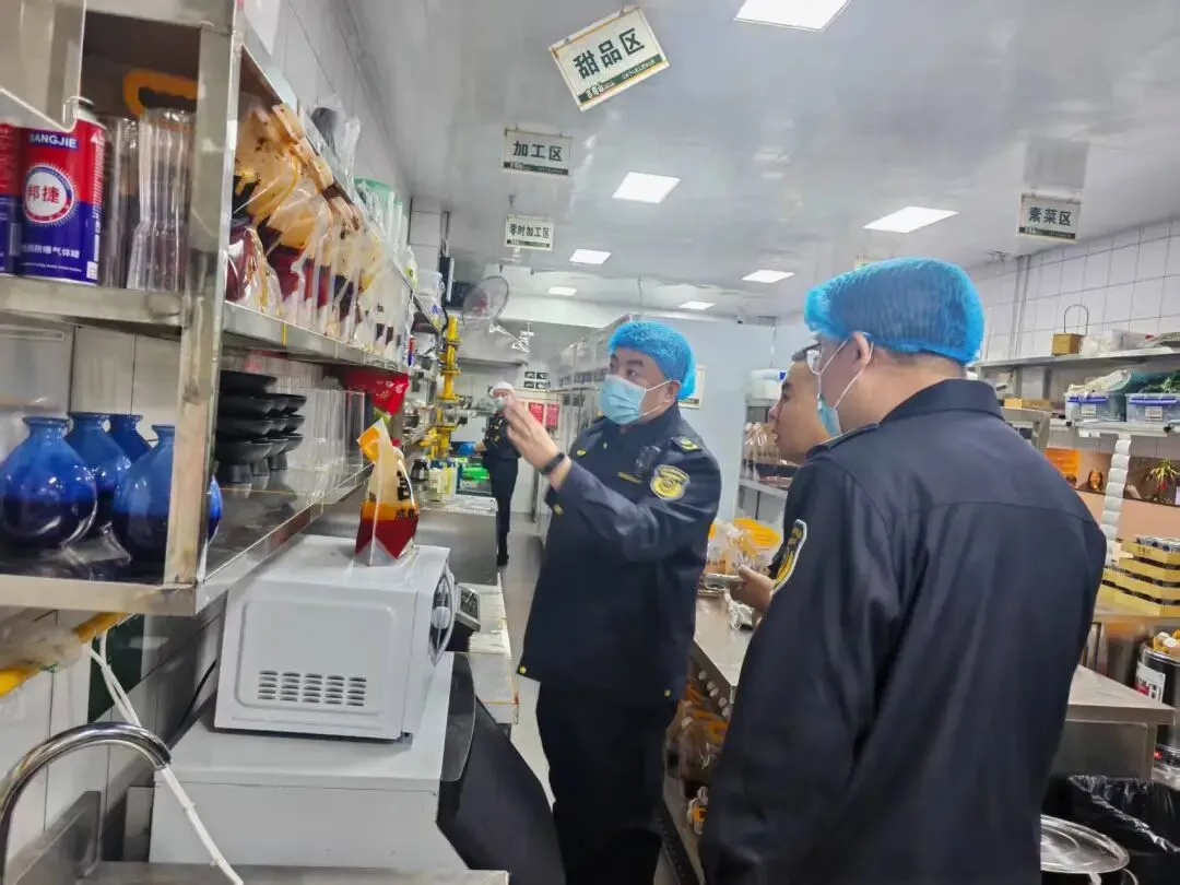 玉泉区市场监督管理局开展夜间突击检查 护航网络餐饮食品安全