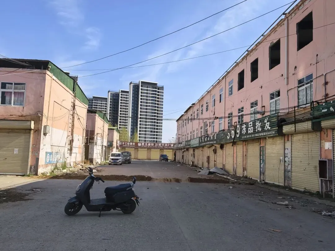位于郑州航空港区集贸市场房产拆除物拍卖预告