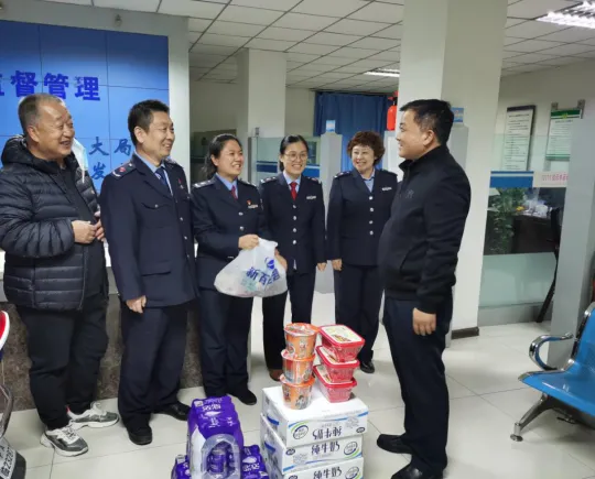兴庆区分局机关党委班子慰问一线疫情防控市场监管干部