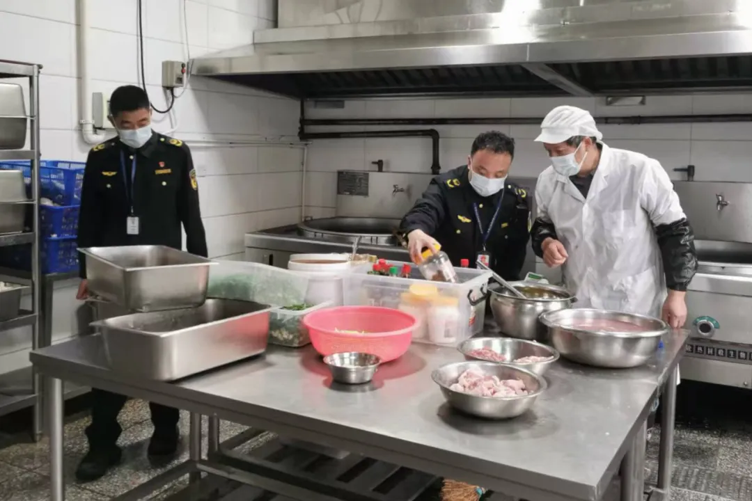 八宝市场监管所:突击检查校园食堂,筑牢师生食品安全防线