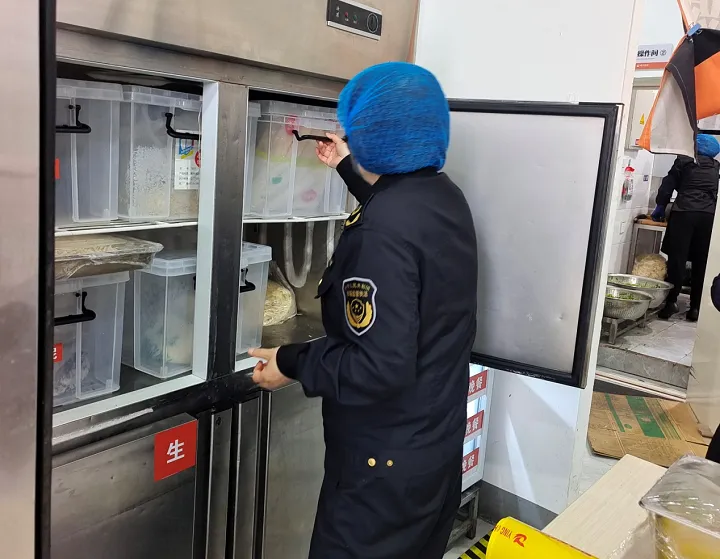 沙井驿市场监管所开展校外培训机构食堂食品安全专项检查