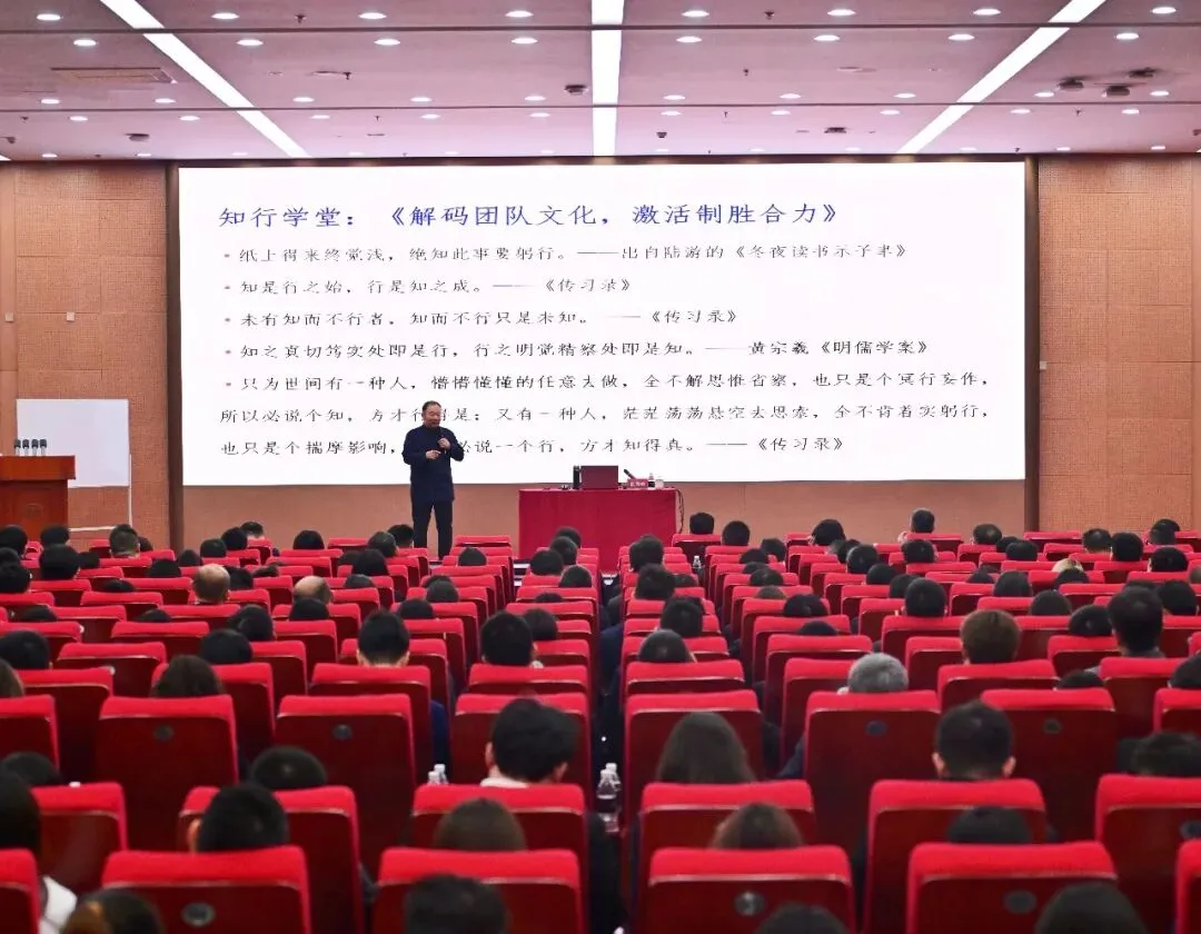 【贯彻落实二季度经营目标部署会精神】营销中心召开二季度动员会暨团队文化发布会