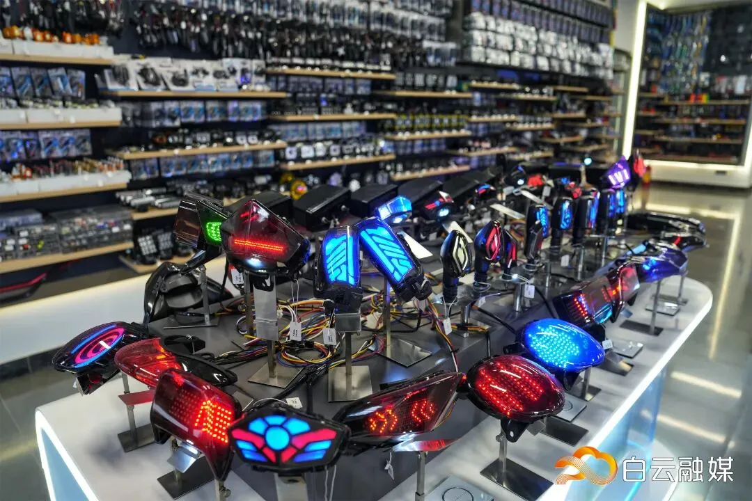 张雪机车“一战封神”,有广州这个摩配市场的硬核助攻→