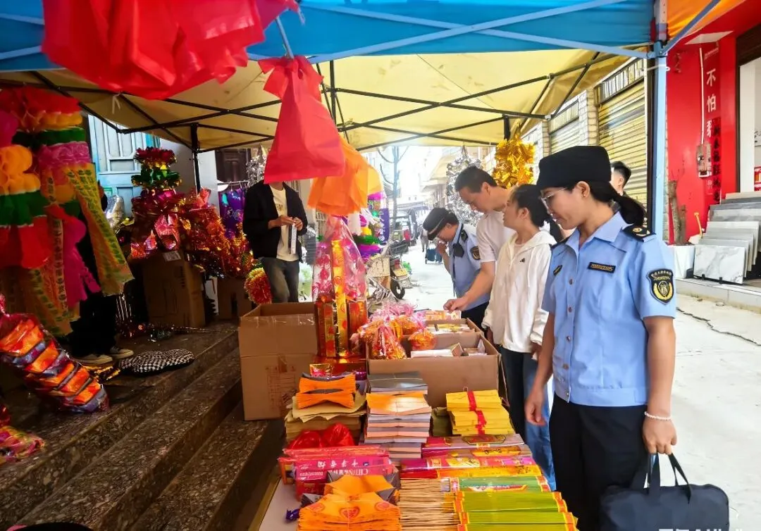 清明“扫黄打非”,净化开远祭祀市场!
