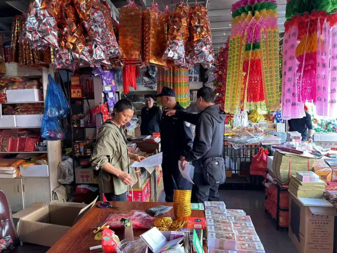 清明“扫黄打非”,净化开远祭祀市场!