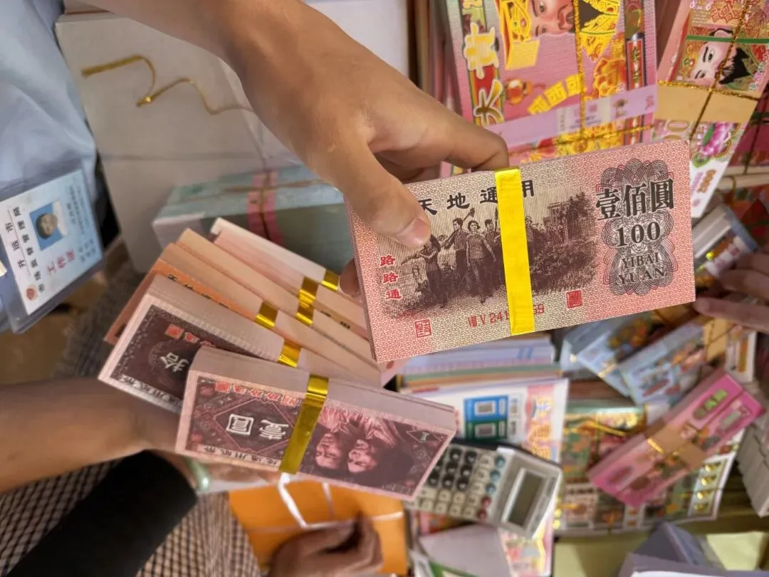 清明“扫黄打非”,净化开远祭祀市场!