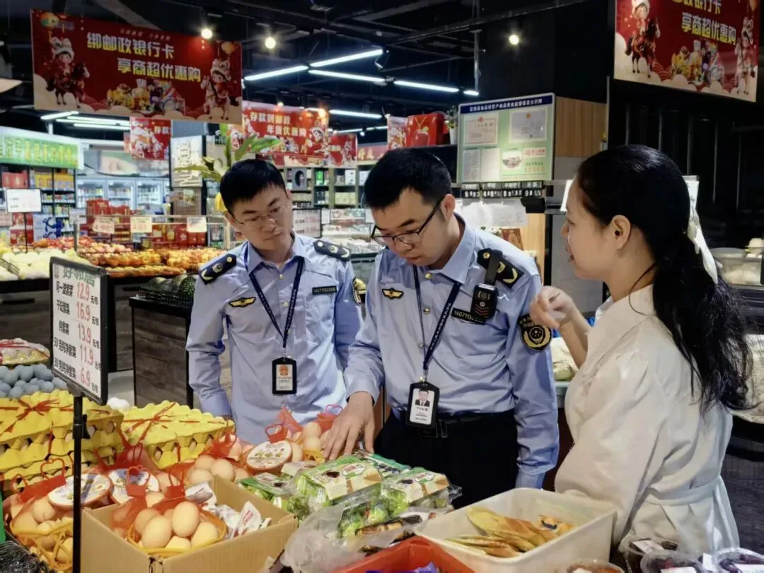清明食安不松懈!县市场监管局守住你的“舌尖安全感”