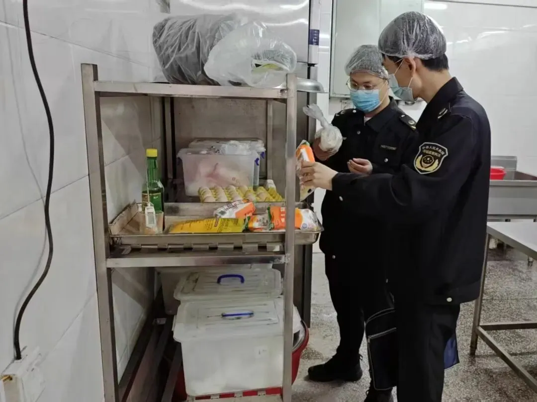 清明食安不松懈!县市场监管局守住你的“舌尖安全感”