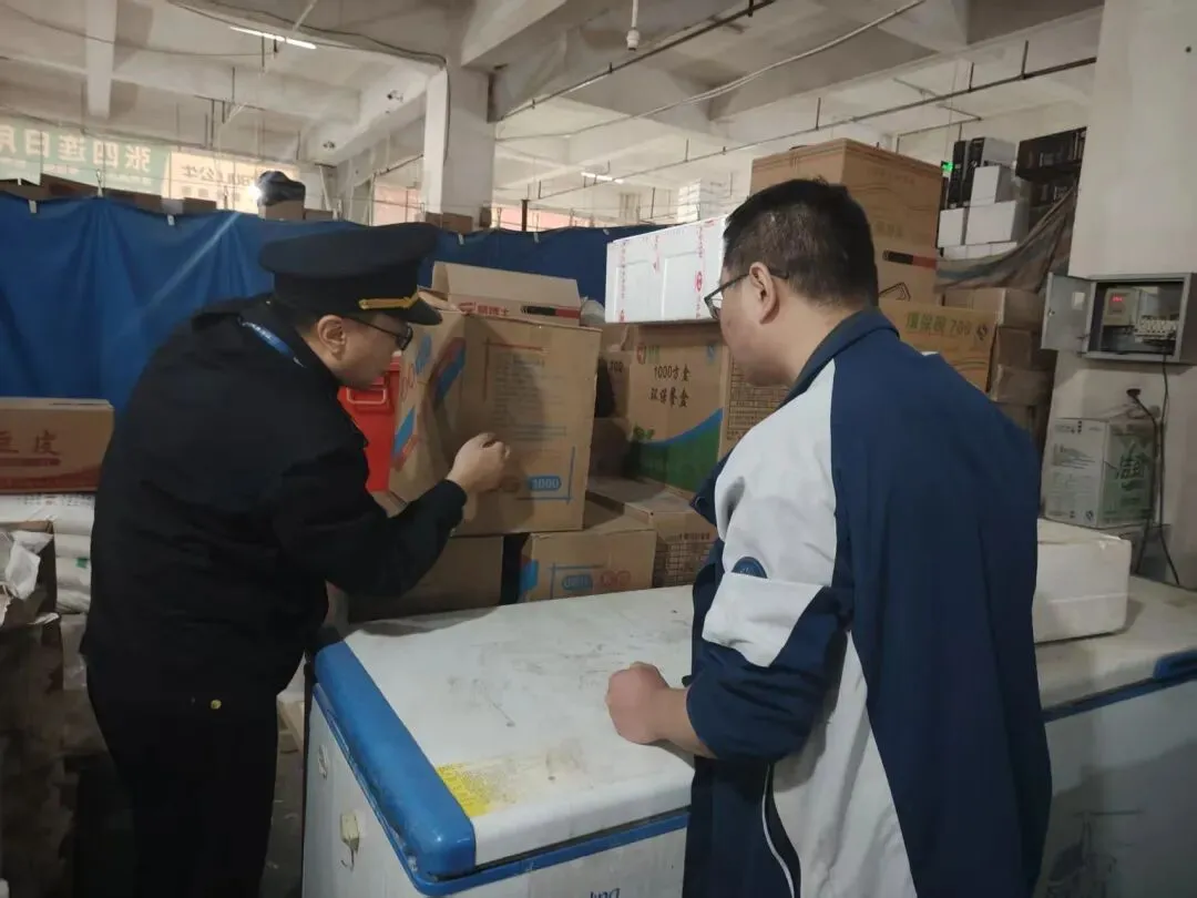 筑牢“食”线安全关!克州市场监管系统开展外卖打包盒专项监督检查